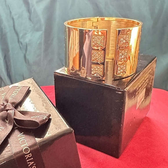 Victoria's Secret Gold Cuff Scandalous Rhinestone Hinged Size 6 - Picture 10 of 11
